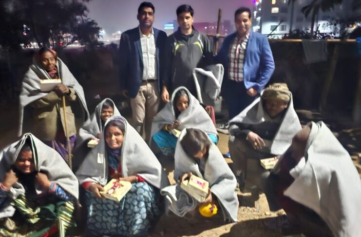 बेसहारों का सहारा बने आप्टा के शिक्षक, बांट रहे हैं कंबल, भोजन और खाद सामग्री