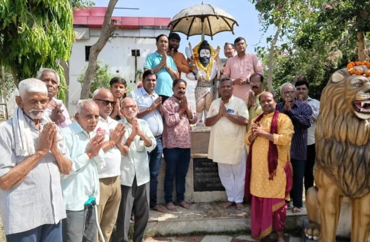 ब्राह्मण एकता मंच ने भगवान परशुराम की प्रतिमा पर दुग्धाभिषेक और हवन करके मनाया परशुराम जन्मोत्सव