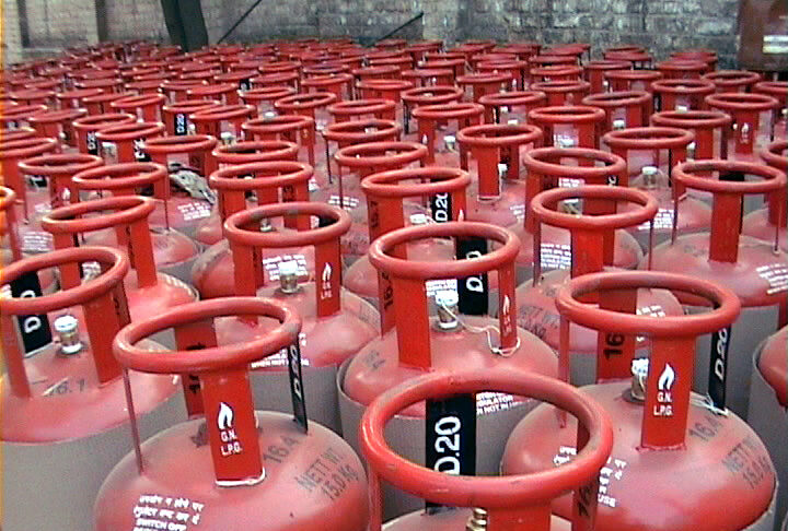 एलपीजी सिलेंडर की कीमत में 29 रुपए की बढ़ोतरी, दिल्ली ₹942.00, मुंबई ₹941.50, कोलकाता ₹968.00, चेन्नई ₹957.50, पटना ₹1031.50
