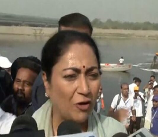 दिल्ली में बड़े पैमाने पर यमुना सफाई अभियान चलाया गया, मुख्यमंत्री रेखा गुप्ता ने रविवार को यमुना घाट पर ‘मां यमुना नदी के तट पर सफाई अभियान’ का नेतृत्व किया