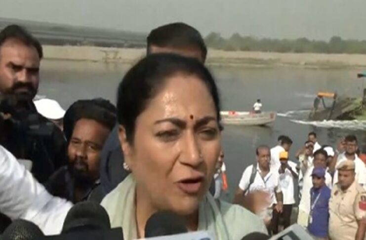 दिल्ली में बड़े पैमाने पर यमुना सफाई अभियान चलाया गया, मुख्यमंत्री रेखा गुप्ता ने रविवार को यमुना घाट पर ‘मां यमुना नदी के तट पर सफाई अभियान’ का नेतृत्व किया
