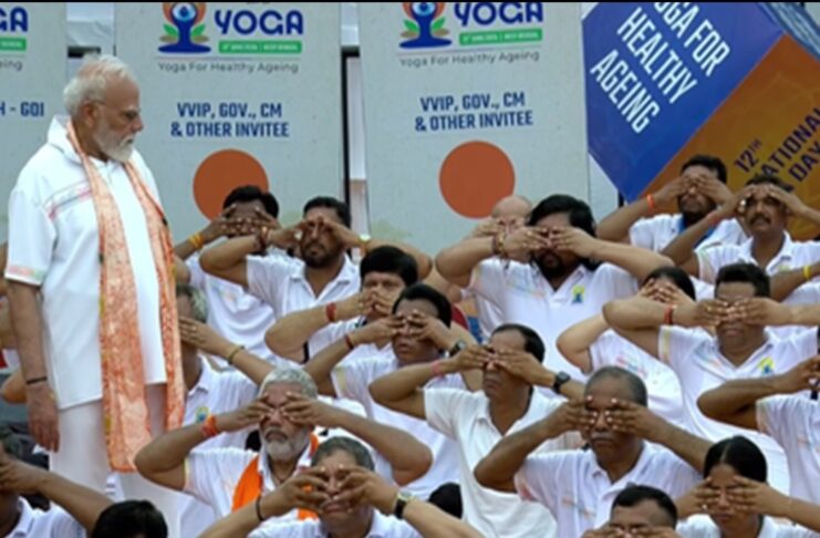 कोलकाता में पहली बार भव्य स्तर पर मनाया गया अंतरराष्ट्रीय योग दिवस, पीएम मोदी हुए शामिल