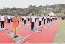 अंतरराष्ट्रीय योग दिवस पर पूरा उत्तर प्रदेश योगमय हो गया, योगी ने किया योग