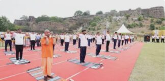 अंतरराष्ट्रीय योग दिवस पर पूरा उत्तर प्रदेश योगमय हो गया, योगी ने किया योग