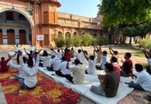 एस० आर० के० (पी०जी०) कॉलेज फिरोजाबाद में अंतर्राष्ट्रीय योग दिवस के अवसर पर 21 जून 2026 को योग कार्यक्रम आयोजित किया गया