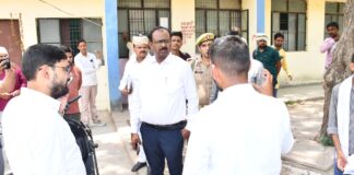 जिलाधिकारी संतोष कुमार शर्मा ने सहायक संभागीय परिवहन कार्यालय (ए0आर0टी0ओ0) का औचक निरीक्षण किया