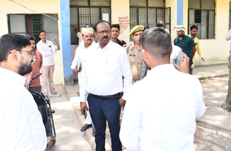 जिलाधिकारी संतोष कुमार शर्मा ने सहायक संभागीय परिवहन कार्यालय (ए0आर0टी0ओ0) का औचक निरीक्षण किया