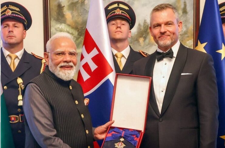 प्रधानमंत्री नरेंद्र मोदी को स्लोवाकिया देश के सर्वोच्च नागरिक सम्मान ‘ऑर्डर ऑफ द व्हाइट डबल क्रॉस (फर्स्ट क्लास)’ से सम्मानित किया गया