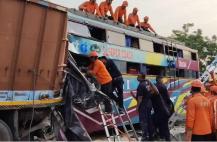 गुजरात के वडोदरा में जरोद हाईवे पर ट्रक में घुस गई स्लीपर बस, 6 लोगों की मौत और 31 घायल