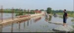 हिंडन नदी में जल स्तर बढ़ने से फसल खराब होने का खतरा, नदी किनारे बसी बस्तियों में पानी भरा