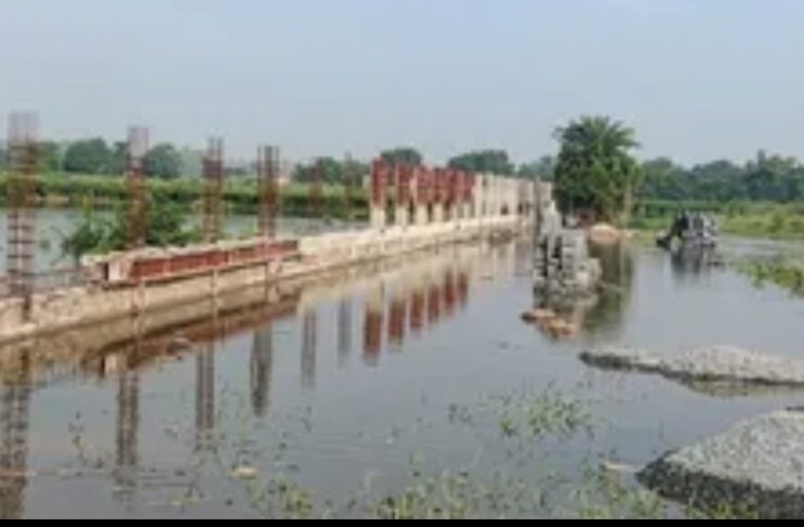 हिंडन नदी में जल स्तर बढ़ने से फसल खराब होने का खतरा, नदी किनारे बसी बस्तियों में पानी भरा