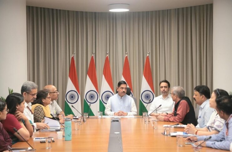 प्रह्लाद जोशी ने रविवार को केंद्रीय शिक्षा मंत्री के रूप में कार्यभार संभाला, तुरंत कर डाली हाई लेवल मीटिंग