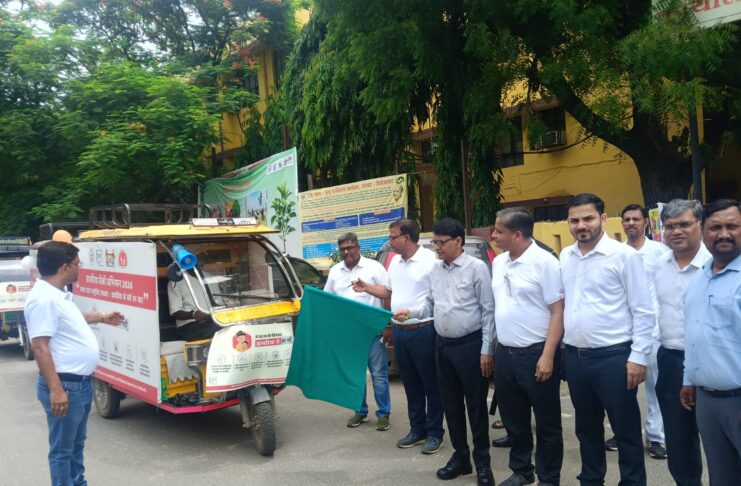 फिरोजाबाद में डायरिया के प्रति जन जागरूकता के लिए सीएमओ ने हरी झंडी दिखाकर प्रचार वाहन रवाना किया