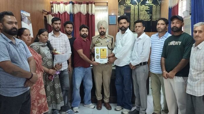 Yuva Bhagat Sabha honours administrative, police officers for outstanding public service (2)