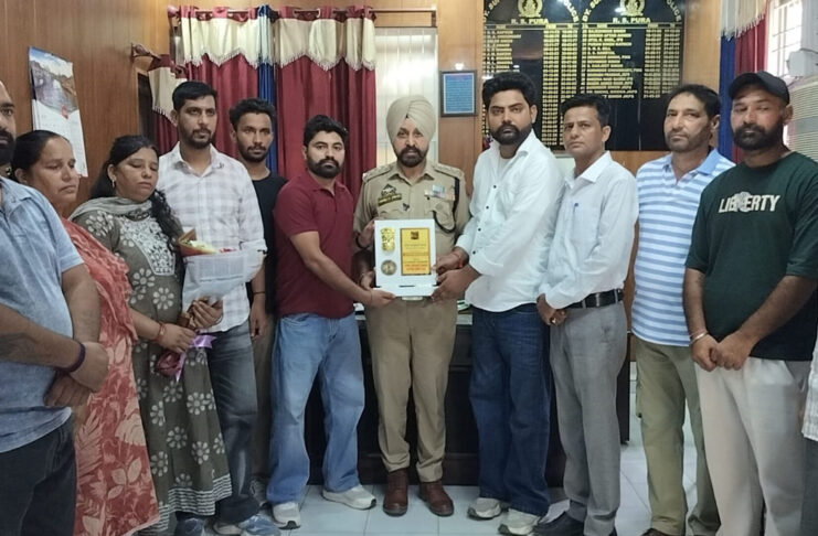 युवा भगत सभा ने बेहतरीन जनसेवा के लिए प्रशासनिक और पुलिस अधिकारियों को सम्मानित किया