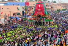 पुरी की भगवान जगन्नाथ रथ यात्रा में उमड़ा जनसैलाब, प्रशाशन को भी आ गया पसीना, कम उम्र के बच्चों को साथ न लाने की सलाह
