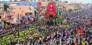 पुरी की भगवान जगन्नाथ रथ यात्रा में उमड़ा जनसैलाब, प्रशाशन को भी आ गया पसीना, कम उम्र के बच्चों को साथ न लाने की सलाह