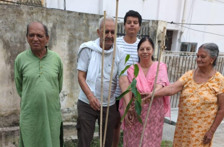 गाजियाबाद में बुजुर्गों की टोली अगली पीढ़ी को स्वच्छ वातावरण देने के लिए कर रही है वृक्षारोपण, अब तक लगा चुके हैं 25000 पेड़