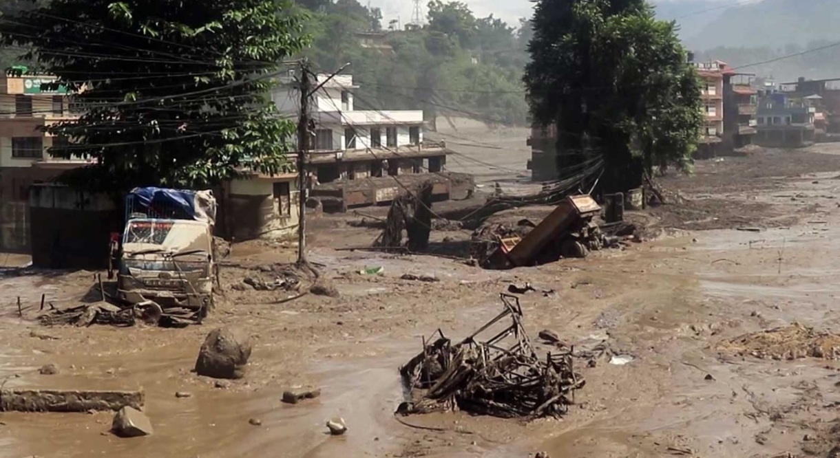 नेपाल में बुधवार को अचानक बाढ़ के कारण मची तबाही में 157 लोगों की मौत, 400 लोग लापता