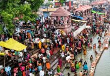 श्रावण मास की पूर्णिमा के पावन अवसर पर अयोध्या में आस्था का सैलाब, लोगों ने सरयू में आस्था की डुबकी लगाई