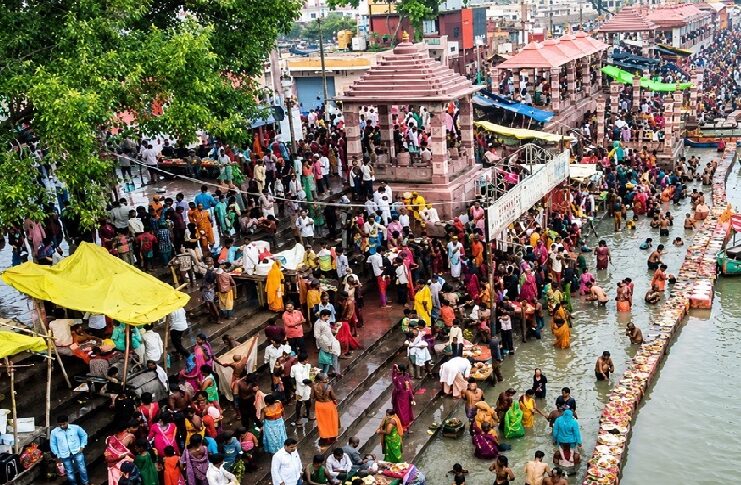 श्रावण मास की पूर्णिमा के पावन अवसर पर अयोध्या में आस्था का सैलाब, लोगों ने सरयू में आस्था की डुबकी लगाई