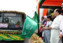 दिल्ली की सीएम रेखा गुप्ता और उपराज्यपाल तरनजीत सिंह संधू ने 56 लेडीज स्पेशल सहित कुल 200 इलेक्ट्रिक बसों को दिखाई हरी झंडी