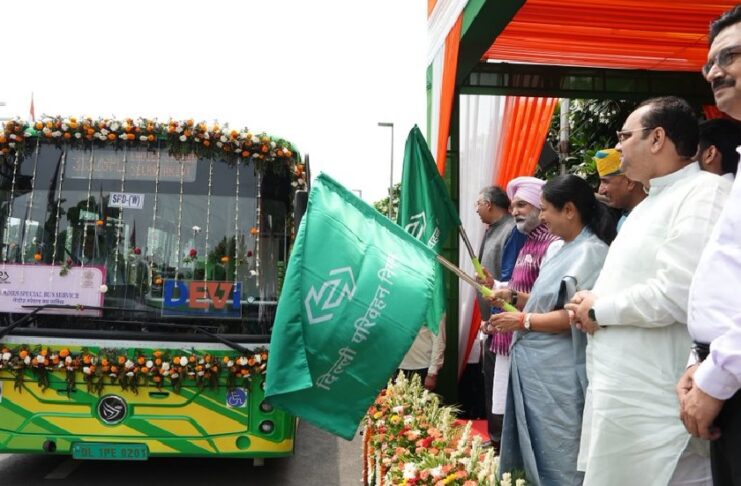 दिल्ली की सीएम रेखा गुप्ता और उपराज्यपाल तरनजीत सिंह संधू ने 56 लेडीज स्पेशल सहित कुल 200 इलेक्ट्रिक बसों को दिखाई हरी झंडी