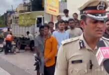 कर्नाटक के हुबली में दिनदहाड़े सड़क पर एक युवक की तेज धारदार हथियारों से काटकर हत्या