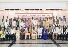 राष्ट्रपति द्रौपदी मुर्मु ने शुक्रवार को राष्ट्रपति भवन सांस्कृतिक केंद्र में आयोजित 12वें राष्ट्रीय हथकरघा दिवस समारोह में संत कबीर हथकरघा पुरस्कार तथा राष्ट्रीय हथकरघा पुरस्कार प्रदान किए