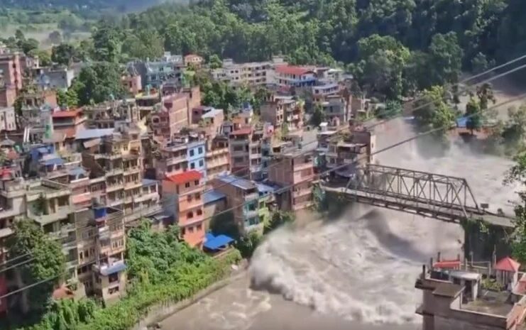 नेपाल की भोटेकोशी नदी का जलस्तर एक बार फिर से बढ़ने से दोबारा आपदा की आशंका