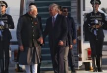 प्रधानमंत्री मोदी अपनी दो दिवसीय राजकीय यात्रा पर शनिवार को ताशकंद पहुंचे, राष्ट्रपति शवकत मिर्जियोयेव ने उनका गर्मजोशी से स्वागत किया
