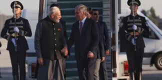 प्रधानमंत्री मोदी अपनी दो दिवसीय राजकीय यात्रा पर शनिवार को ताशकंद पहुंचे, राष्ट्रपति शवकत मिर्जियोयेव ने उनका गर्मजोशी से स्वागत किया
