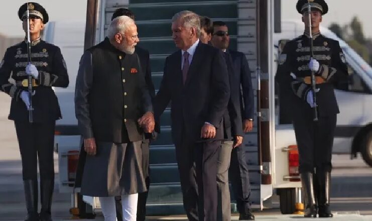 प्रधानमंत्री मोदी अपनी दो दिवसीय राजकीय यात्रा पर शनिवार को ताशकंद पहुंचे, राष्ट्रपति शवकत मिर्जियोयेव ने उनका गर्मजोशी से स्वागत किया
