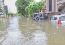 रिकॉर्ड बारिश में डूब गया बरेली, 24 घंटे में 381.1 मिलीमीटर बारिश, 14 मकान गिरे, 3 युवक बह गए, बिजली घर में पानी, स्टेशन पर पानी, सड़कों पर पानी