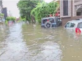 रिकॉर्ड बारिश में डूब गया बरेली, 24 घंटे में 381.1 मिलीमीटर बारिश, 14 मकान गिरे, 3 युवक बह गए, बिजली घर में पानी, स्टेशन पर पानी, सड़कों पर पानी