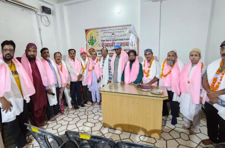 साहित्यिक व सामाजिक संस्था बज़्मे फ़रोग़े अदब रजि० फ़ीरोज़ाबाद का रजिस्ट्रेशन होने की खुशी में बज़्म के सभी पदाधिकारी और कार्यकर्ताओं का सम्मान समारोह
