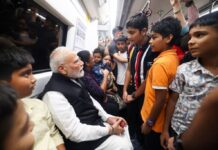 प्रधानमंत्री मोदी शनिवार को मेट्रो में सवार होकर नॉर्थ दिल्ली कैंपस के श्रीराम कॉलेज ऑफ़ कॉमर्स के शताब्दी वर्ष समारोह में पहुंचे