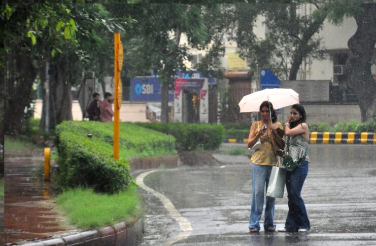 दिल्ली-एनसीआर में आज बारिश और आंधी का अलर्ट, 3 दिन तक हो सकती है हल्की बारिश