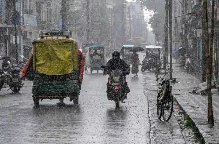 मौसम विभाग ने दिल्ली समेत कई राज्यों में भारी बारिश, आंधी-तूफान और बिजली गिरने की चेतावनी जारी की, दिल्ली में येलो अलर्ट