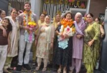 रोहतक के तुषार दहिया और उनकी माँ परवीन रानी ब्रिटेन में मेयर बनने के बाद अपने घर आए, ढोल नगाड़ों से हुआ स्वागत