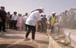 दिल्ली की मुख्यमंत्री रेखा गुप्ता ने शुक्रवार को आजादपुर इलाके में ‘सेवा मेरा योगदान’ अभियान के तहत स्वच्छता अभियान में सड़क पर झाड़ू लगाई