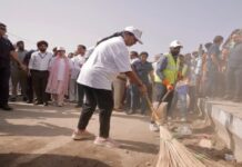दिल्ली की मुख्यमंत्री रेखा गुप्ता ने शुक्रवार को आजादपुर इलाके में ‘सेवा मेरा योगदान’ अभियान के तहत स्वच्छता अभियान में सड़क पर झाड़ू लगाई