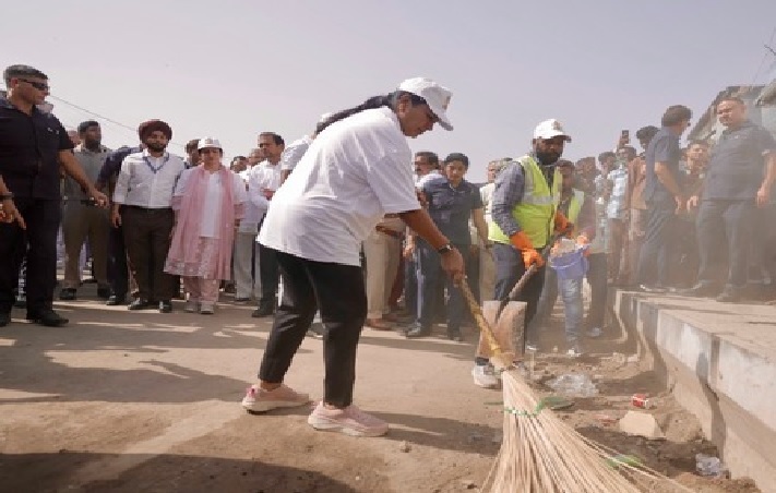 दिल्ली की मुख्यमंत्री रेखा गुप्ता ने शुक्रवार को आजादपुर इलाके में ‘सेवा मेरा योगदान’ अभियान के तहत स्वच्छता अभियान में सड़क पर झाड़ू लगाई